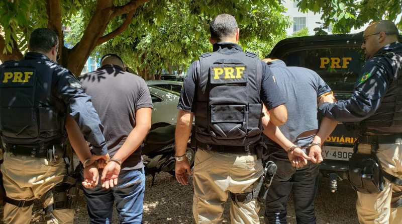 PRF prende policial militar que transportava 48 kg de maconha em para-choque de veículo Foto38588
