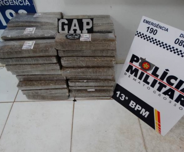 Polícia Militar apreende cerca de 200 quilos de maconha na cabine de caminhão Foto67578
