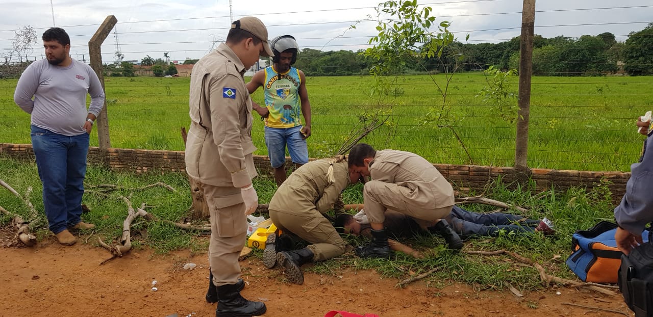 Jovem é socorrido em estado grave após perder controle de direção e colidir moto contra meio fio Foto36576