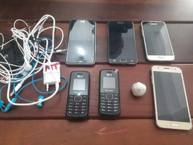 Agente penitenciário é flagrado levando celulares e drogas para detentos Foto52105