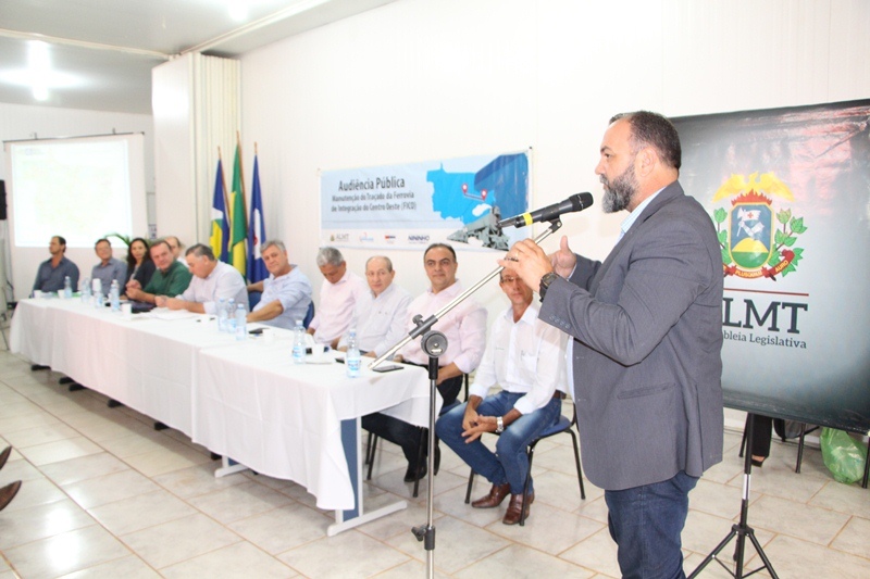 Em audiência pública, lideranças políticas de Nova Ubiratã defendem traçado original de ferrovia Foto24021