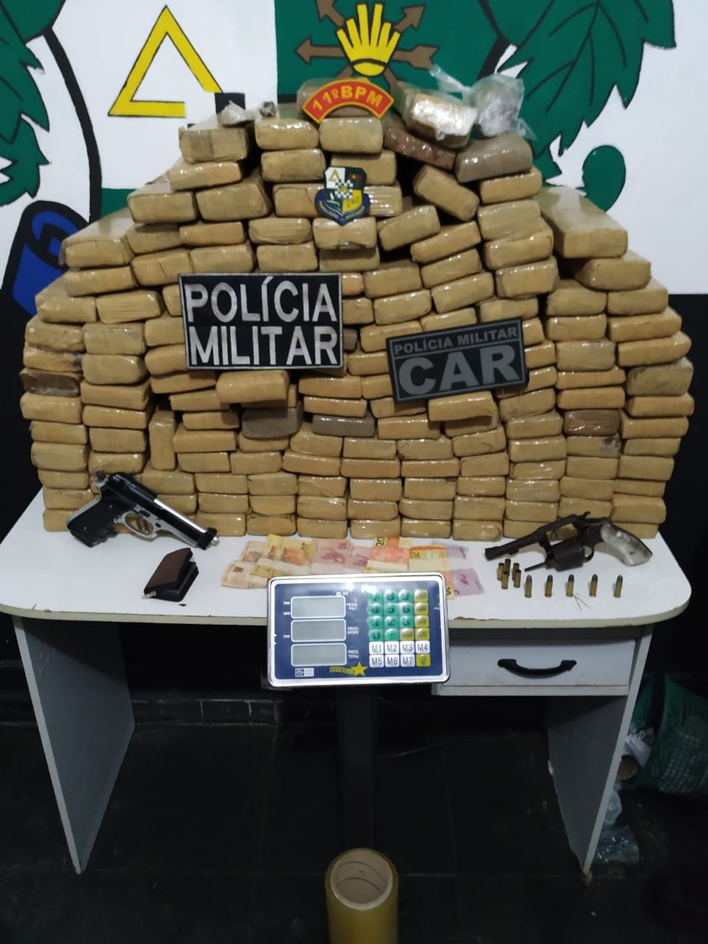 Cinco pessoas são presas com 440 kg de maconha, arma e munição Foto39689