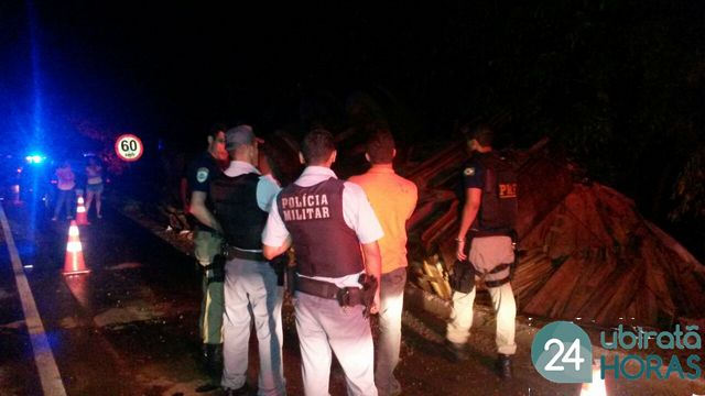 Motorista perde controle e tomba caminhão carregado com lenha na BR-163 Foto56249
