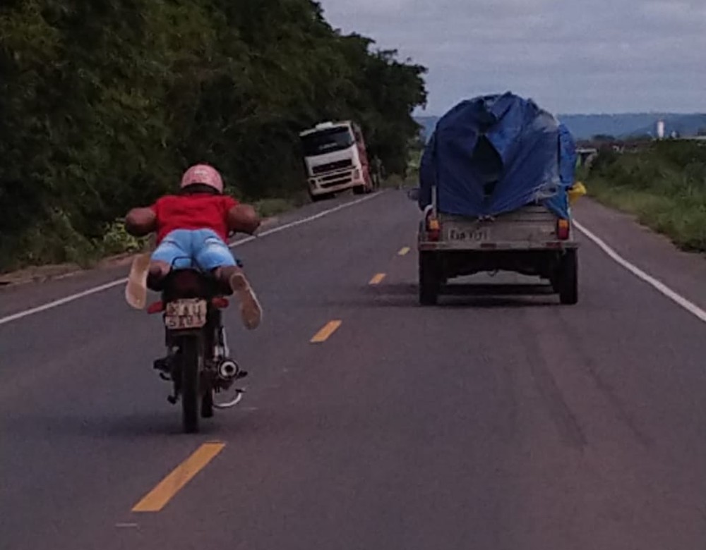 Motociclista é flagrado em manobras perigosas e trocando marcha com a mão em rodovia Foto99035