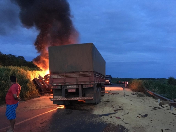 Motorista morre carbonizado em colisão frontal entre duas carretas Foto43522