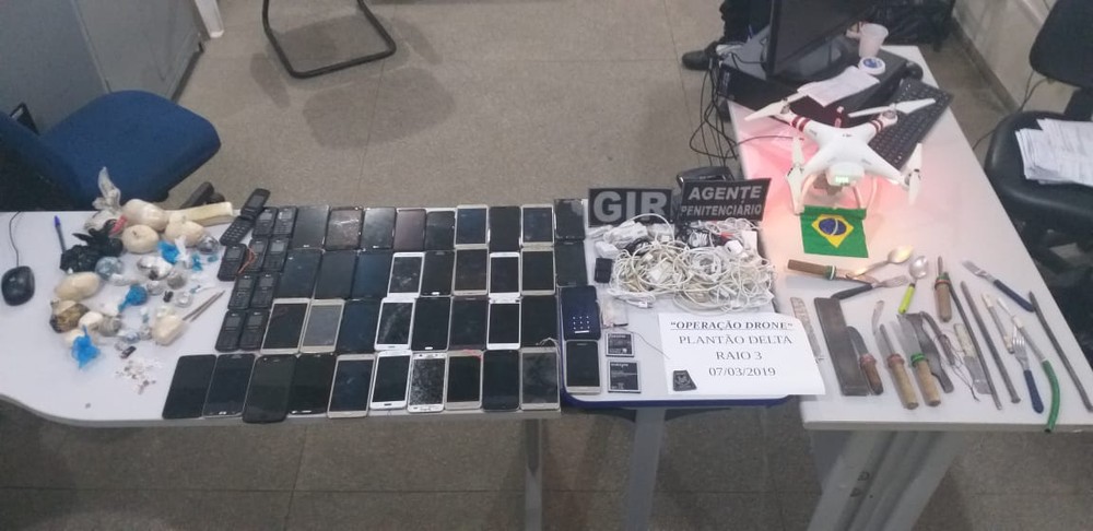 Presos tentam derrubar drone usado para flagrar celulares, facas e drogas em quadra de penitenciária Foto25071