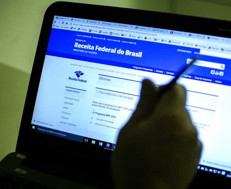 Governo diz que vai corrigir tabela do Imposto de Renda Foto76644