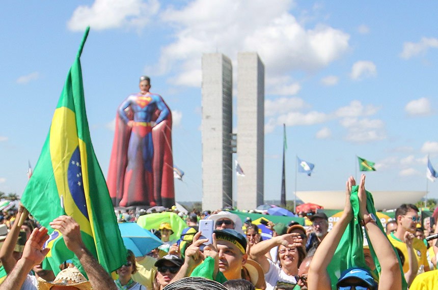 Senadores destacam manifestações populares à favor do governo federal Foto45016