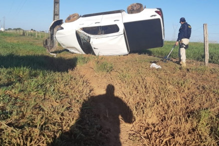 Motorista capota caminhonete, foge a pé e é localizado a 3 km do acidente Foto94152