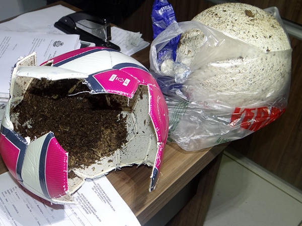 Bola 'recheada' com maconha é apreendida antes de entrar na cadei Foto2321