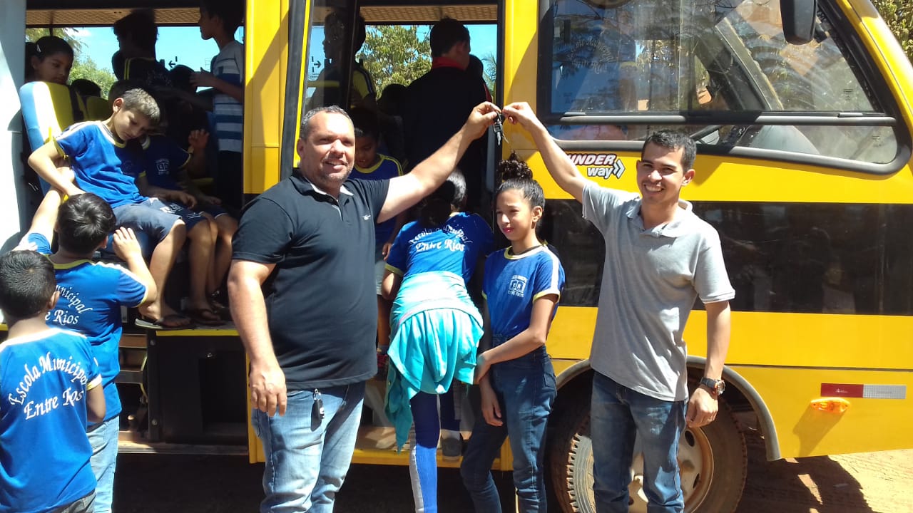 Administração Municipal oficializa entrega de ônibus para estudantes de comunidades rurais Foto72708