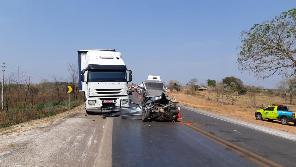 Condutor de veículo de passeio morre ao forçar ultrapassagem e colidir em carreta Foto33511
