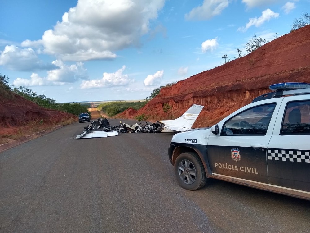 Polícia suspeita que avião encontrado incendiado em rodovia tenha sido usado por traficantes Foto13861