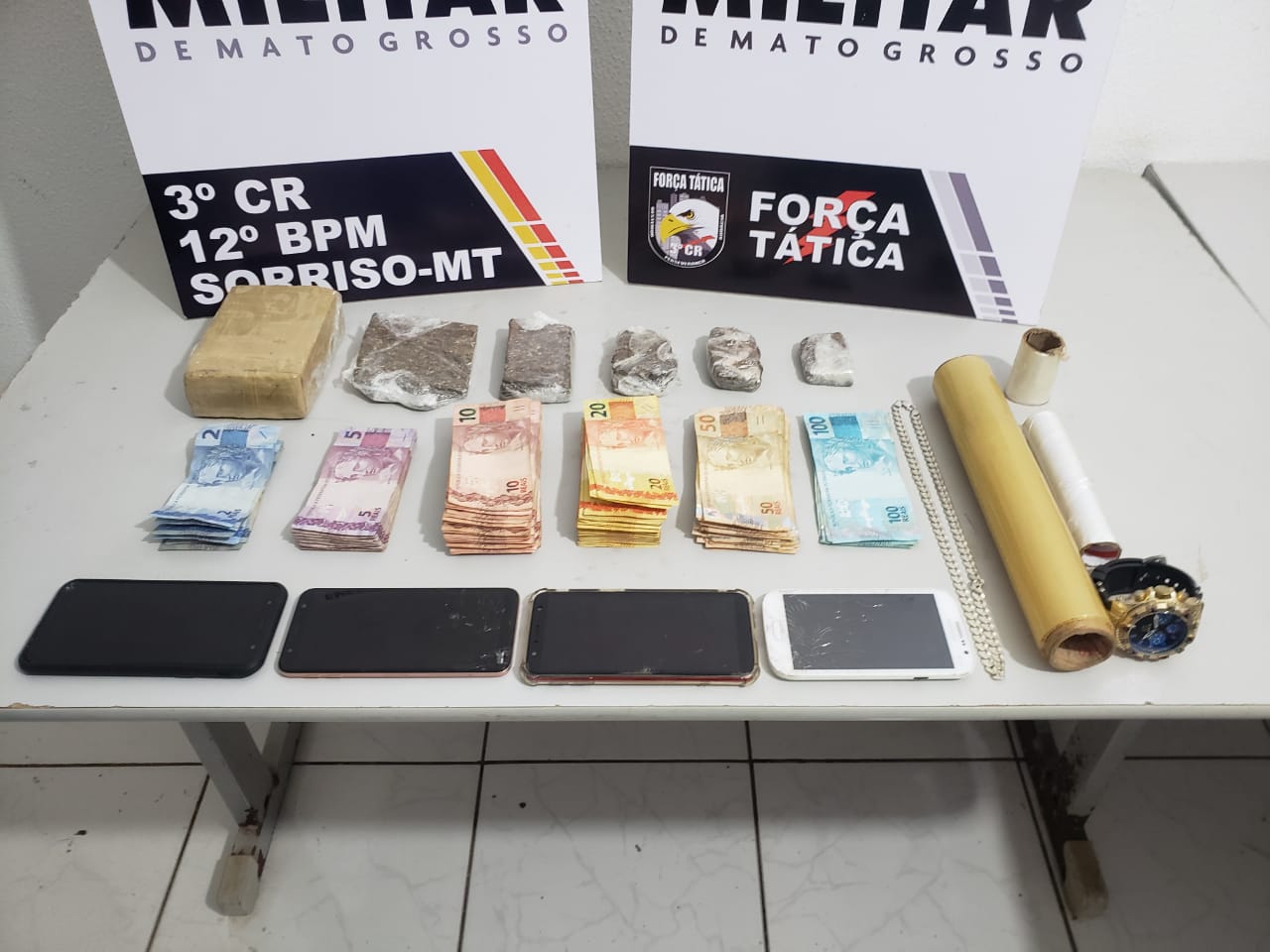PM apreende drogas e R$ 4,6 mil em "boca de fumo" que funcionava no bairro Vila Bela Foto69049
