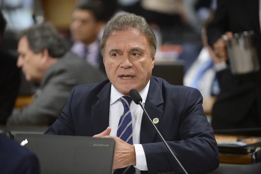 Alvaro Dias e senadores se mobilizam por projeto que reduz número de parlamentares Foto15548