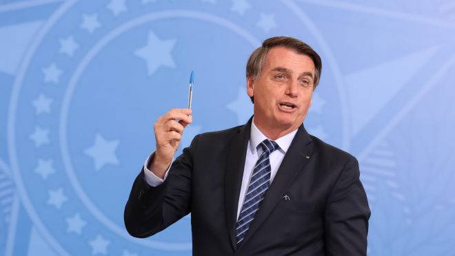 Bolsonaro assina medida provisória que extingue o Dpvat Foto90464