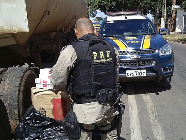 Motorista é preso com 20 mil pacotes de cigarros em caminhão em MT Foto26280