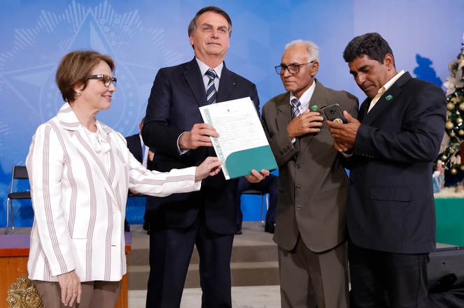 Bolsonaro assina MP que simplifica emissão de títulos para assentamentos do Incra Foto14352