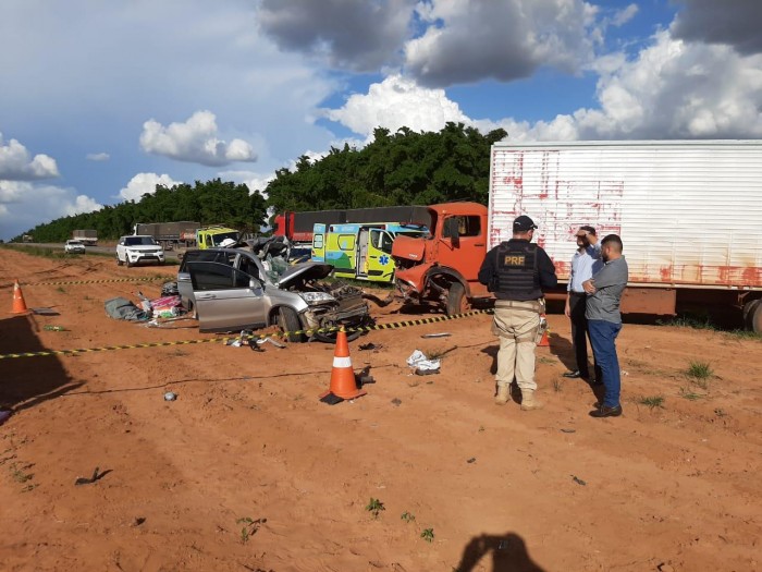 Pai morre e mãe e filhos ficam presos nas ferragens, após acidente entre carro e caminhão Foto87418
