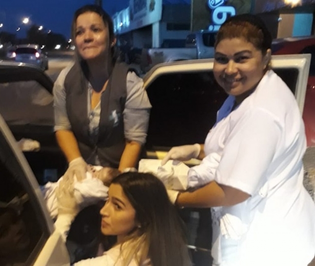 Mãe sente contrações e bebê nasce dentro de veículo Foto86273