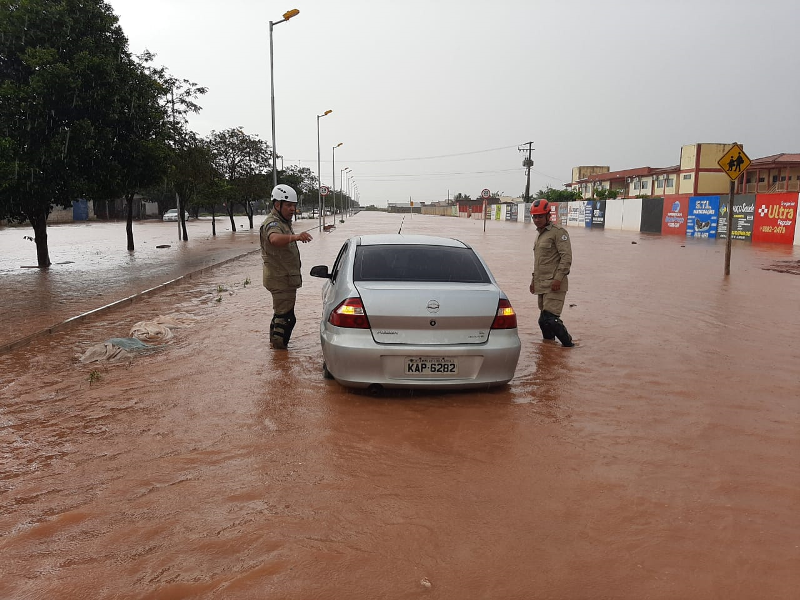 Cidade de Mato Grosso é "castigada" pelo excesso de chuvas e bombeiros atuam preventivamente Foto17714
