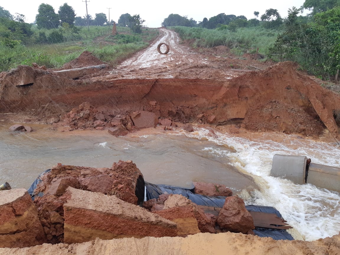 Excesso de chuvas causa rompimento de represa e tráfego na MT-242 é interditado Foto30777