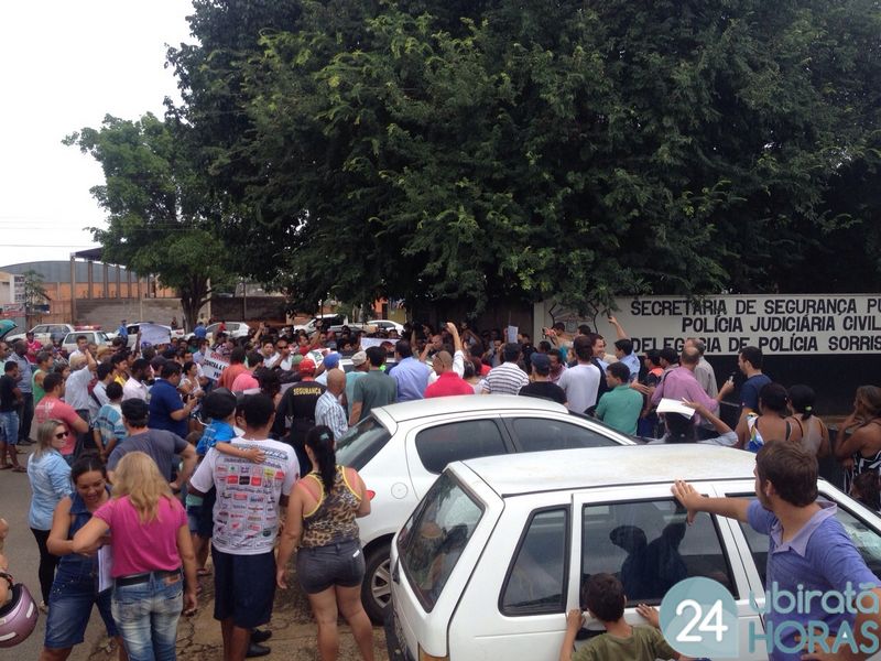 Movimento contra transferência de investigadores ganha força, e moradores retomam frente de delegacia Foto60603