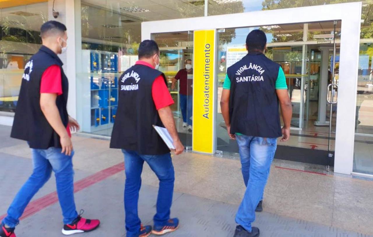 Vigilância Sanitária de Sorriso visita e orienta estabelecimentos comerciais e notifica agências bancárias Foto14972