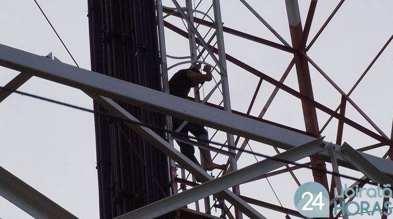 Radialista usa carro de som para convencer suicída, e evita que jovem pule de torre de 90 metros Foto7542