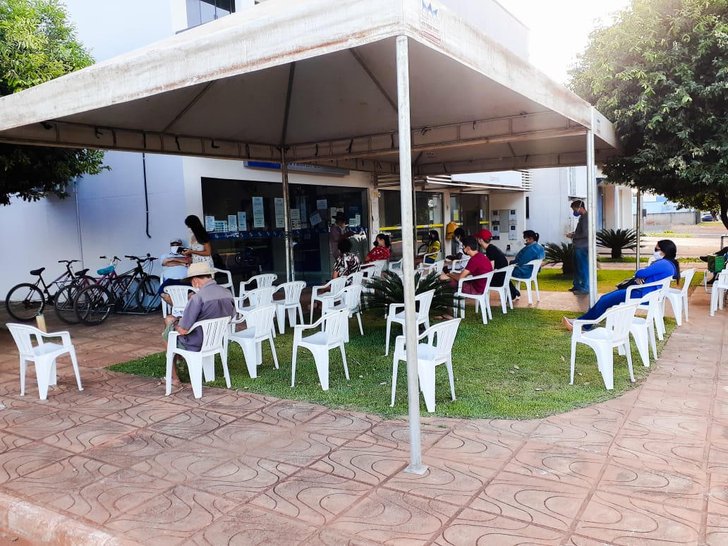 Prefeitura de Nova Ubiratã instala tendas e cadeiras em frente à Casa Lotérica Foto94087