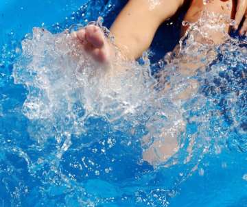 Menino de 6 anos é resgatado pelos bombeiros após cair em piscina de casa Foto98294