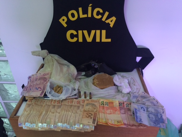 Polícia Civil apreende arma e pasta base de cocaína Foto77512