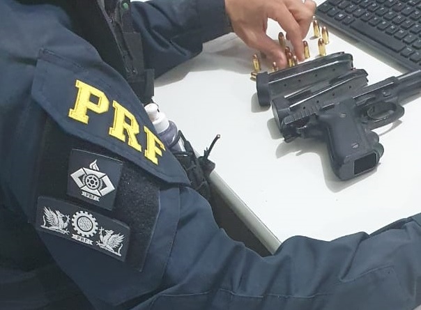 PRF apreende pistola calibre 380 com porte restrito do Estado do Paraná em Sorriso Foto93982