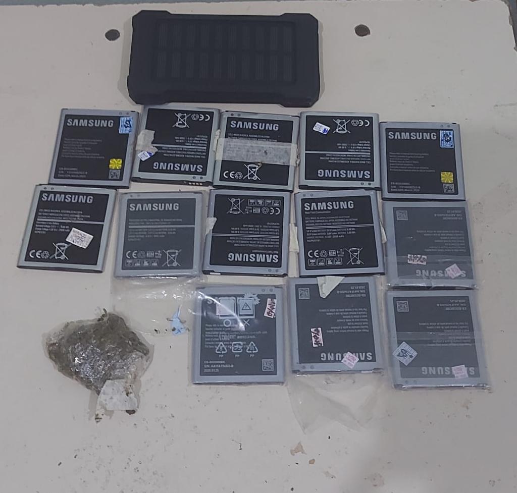 Policiais penais interceptam drone com baterias de celulares e droga Foto76897