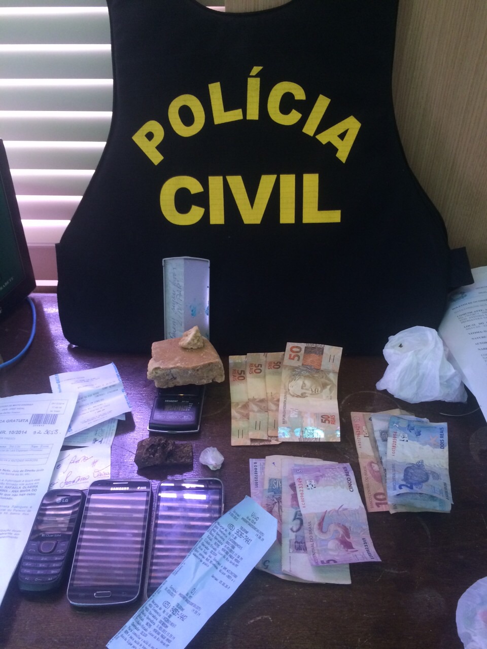 Irmãs que comandavam 'boca de fumo' são presas em flagrante Foto61524