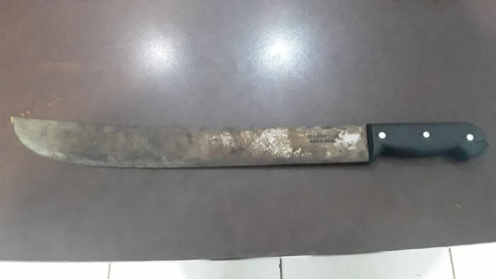 Homem atinge casal com golpes de facão e é detido pela PM por tentativa de homicídio Foto66980