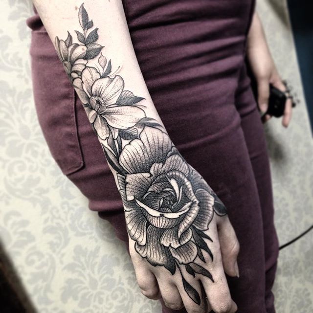 Pai registra BO contra tatuador por fazer tatuagem na filha de 14 anos sem autorização Foto93682