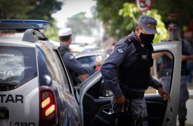 "Prestadores de serviço" rendem empregada e roubam R$ 10 mil de residência em Sorriso Foto59541