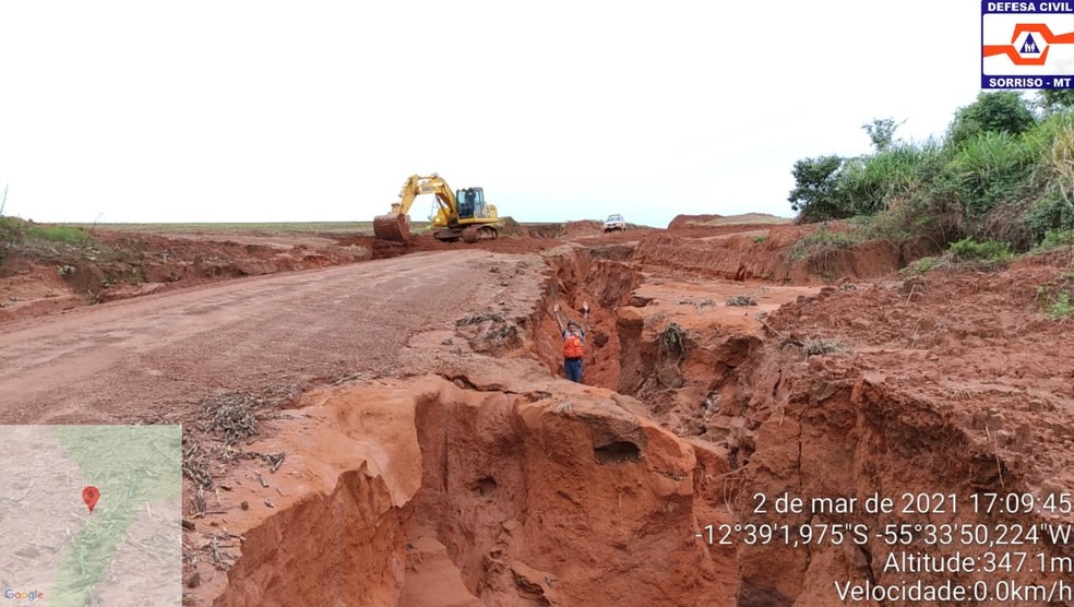 Desmoronamento durante chuvas intensas interdita trecho de estrada em Sorriso Foto36151