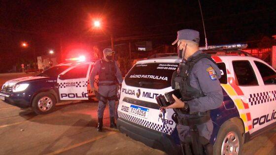 Homem dá risada e debocha de PMs: "Na minha casa decreto não vale nada" Foto5161