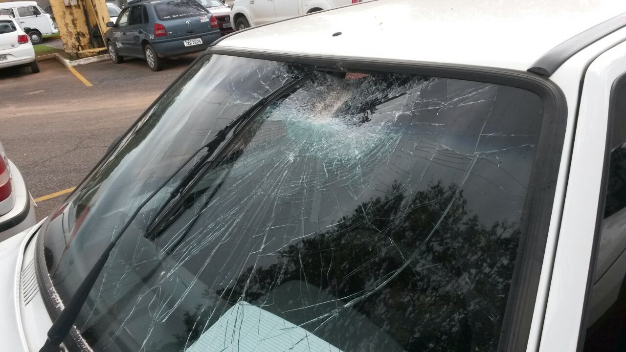 Carro do Conselho Tutelar é depredado por menor revoltado Foto39024