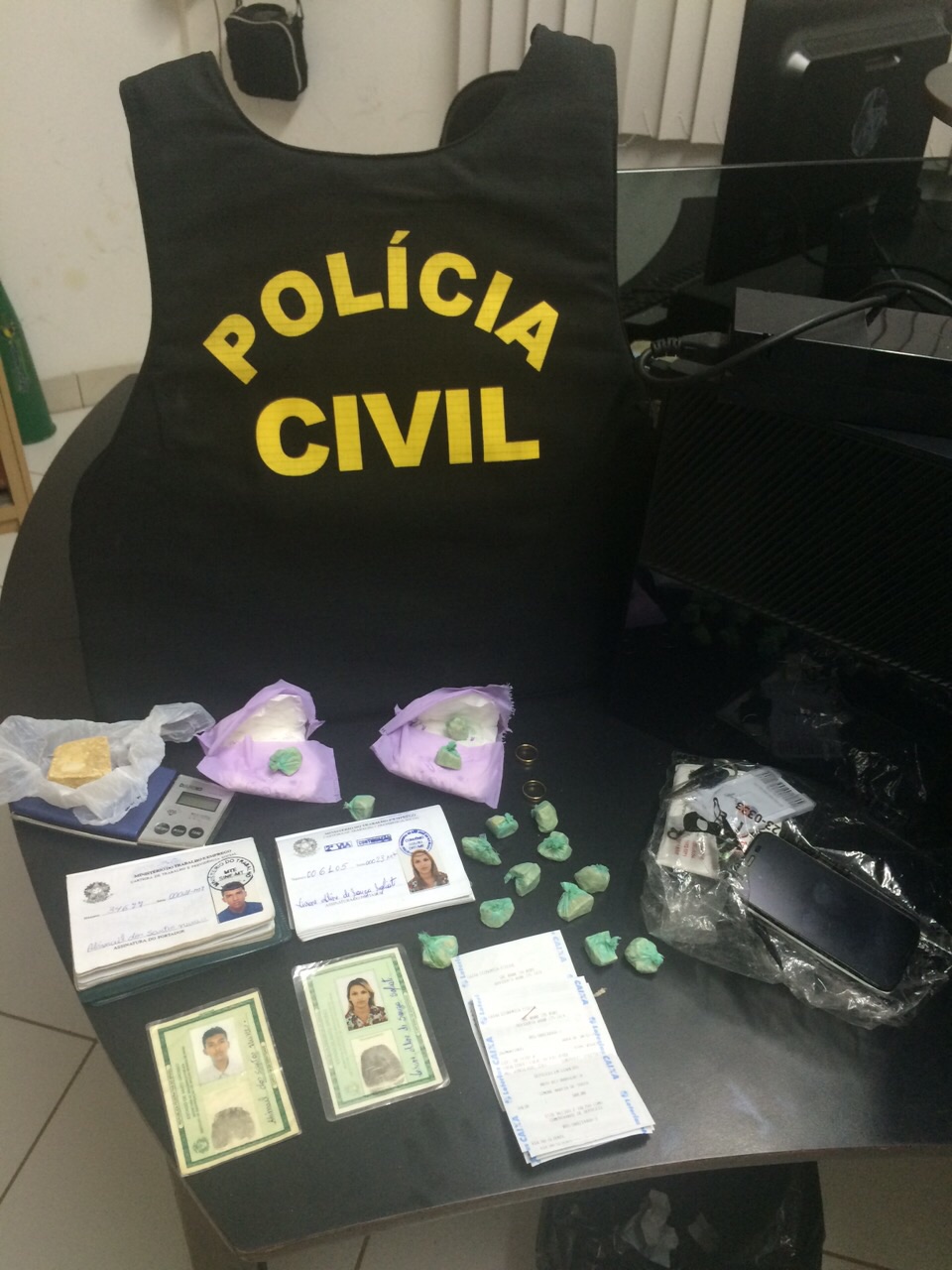 Casal é preso por envolvimento em roubo e tráfico de drogas Foto65803