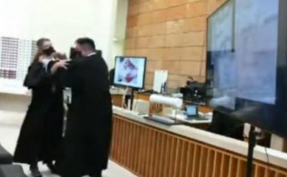 Advogado "enforca" colega no Tribunal do Júri e viraliza; cenas são bizarras Foto70348