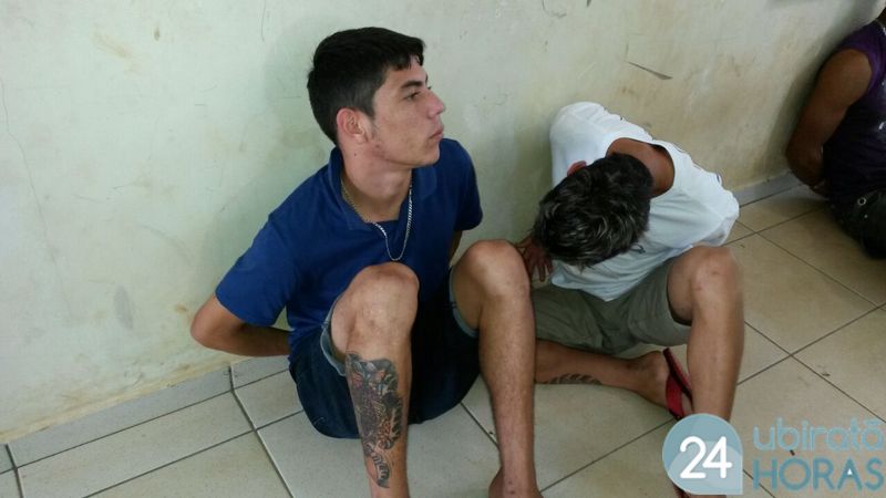 Dois são presos com moto roubada, arma de fogo e drogas no bairro São José Foto22499
