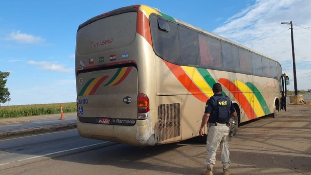 Motorista é abordado pela PRF em Sorriso transportando 15 pessoas em veículo precário Foto59284