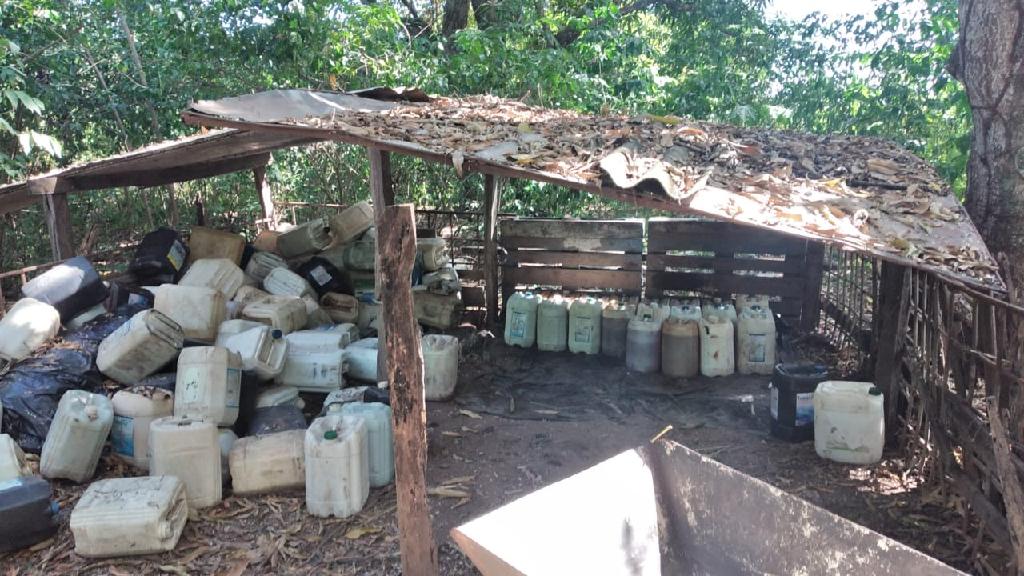 Homem é preso com galões de óleo diesel e quatro toneladas de soja irregular Foto98519