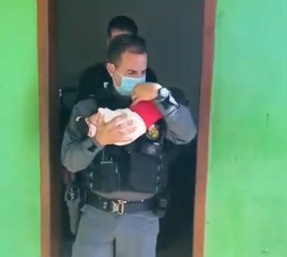 Mãe deixa bebê de 2 meses como "garantia" em boca de fumo e perde a guarda da criança Foto57596