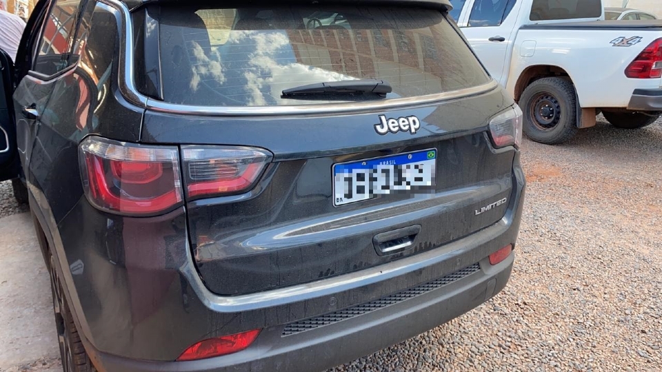 Esposa de ex-deputado é abordada em rotatória e tem Jeep roubado em Cuiabá Foto23323