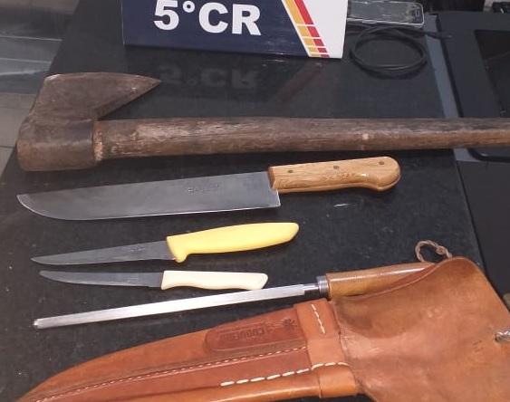 Homem ameaça matar a mãe e é detido pela PM com facas e machado Foto39822