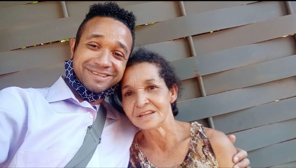 Bombeiro que descobriu que foi adotado reencontra a mãe biológica após 8 anos de procura Foto57327